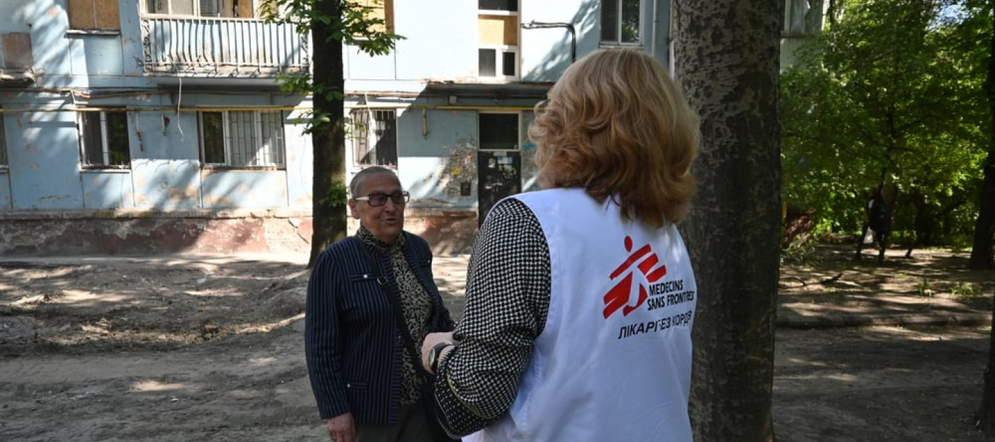 Ärzte ohne Grenzen leistet psychologische Unterstützung in Zaporizhzhia Eine unserer Mitarbeitenden spricht mit einer älteren Frau