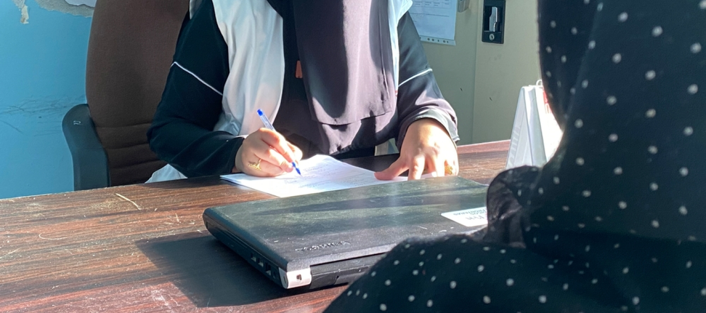 Psychologin Rasmia Ali Mohammed im Gespräch mit einer Patientin
