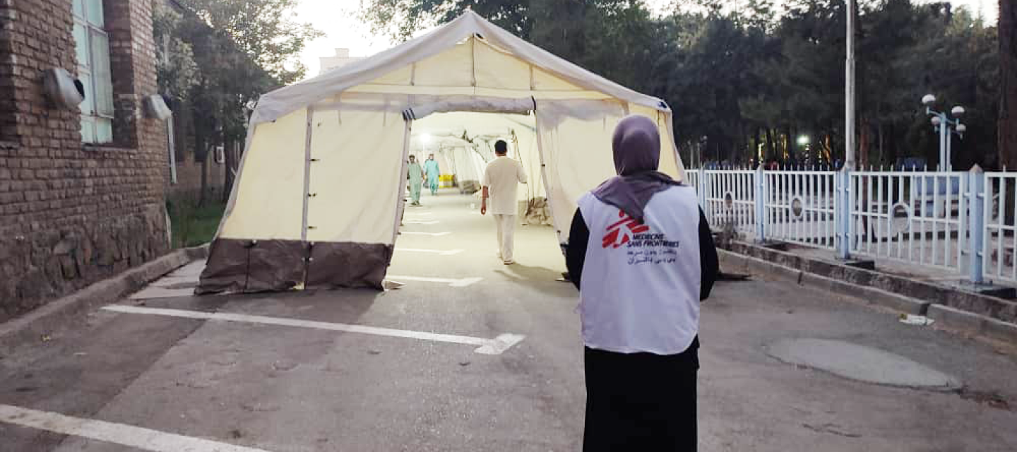 Erdbeben Herat: Mitarbeitende Ärzte ohne Grenzen vor medizinischem Zelt