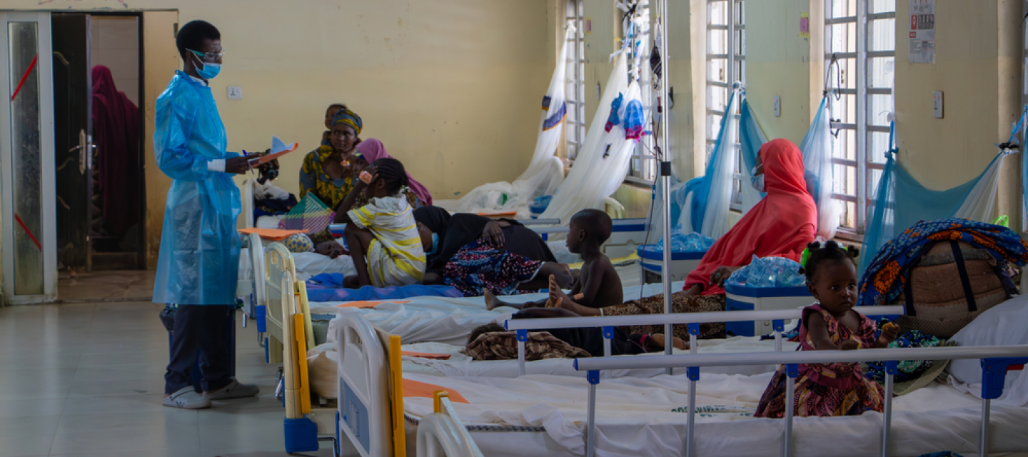 Nigeria: Zwei unserer Mitarbeiter bei der Untersuchungen von Diphtherie-Patient*innen