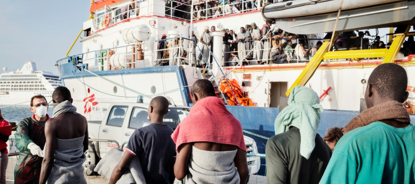 Unser Rettungsschiff erreicht den Hafen von Trapani, Italien.