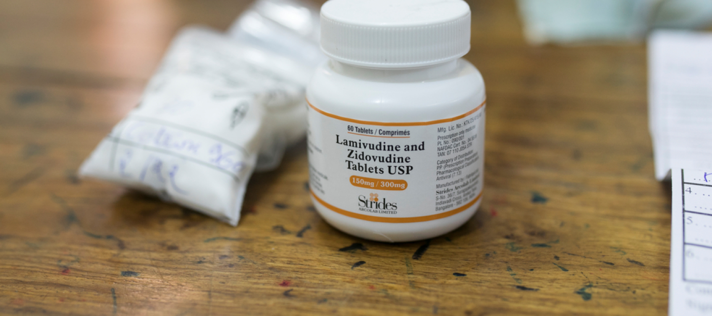 Beschriftete Pillendose mit antiretroviralen Medikamenten