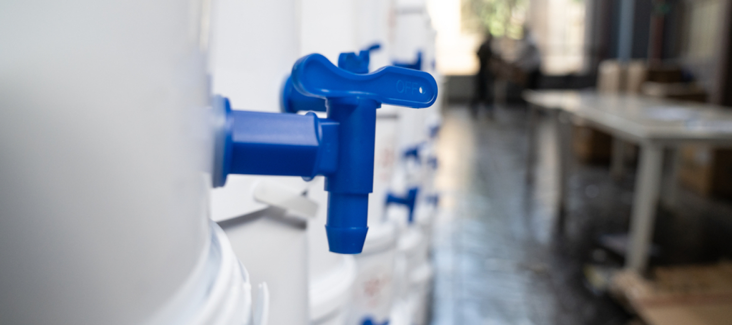 An die Wand gestapelte Cholera-Hygienesets