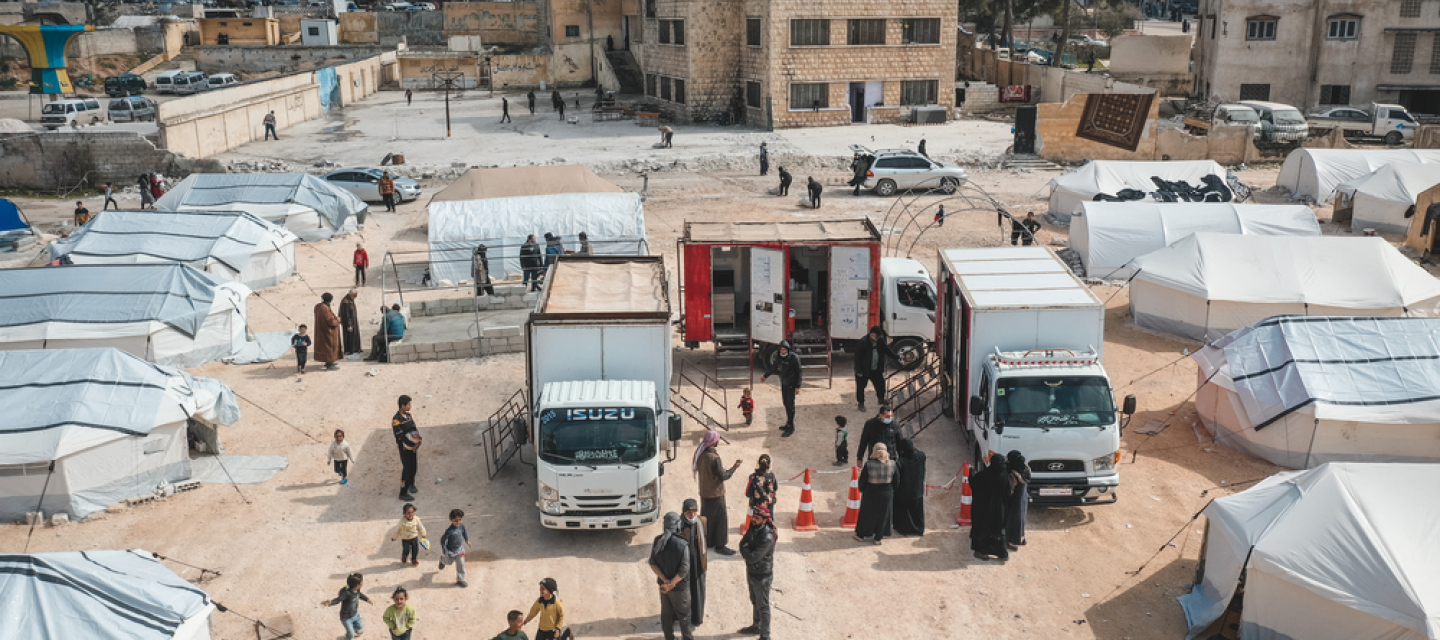 Zerstörte Häuser und ein Aufnahmezentrum für Familien nach dem Erdbeben Zerstörte Häuser und ein Aufnahmezentrum für Familien nach dem Erdbeben