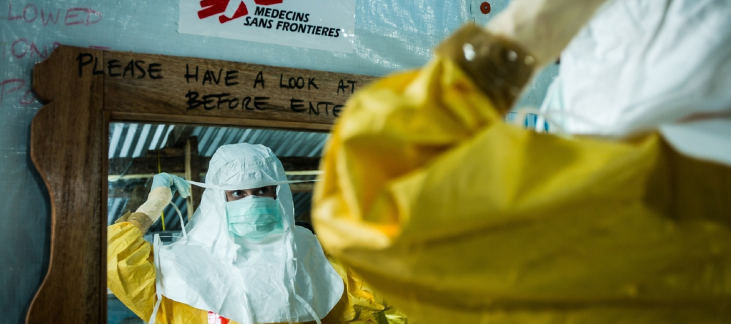 Monrovia: Eine Mitarbeiterin zieht sich ihre Schutzkleidung an, bevor sie auf die Ebola-Station geht. Mitarbeiterin im Ebola-Einsatz in Schutzkleidung