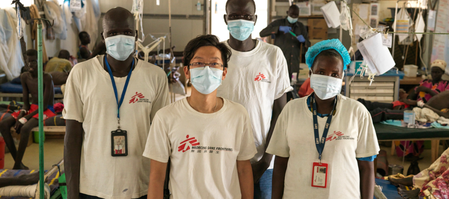 Unser Team versorgt Patient*innen in Bentiu, Südsudan. Seriöse Spendenorganisation: Vier Mitarbeitende zwischen Patient*innen-Betten