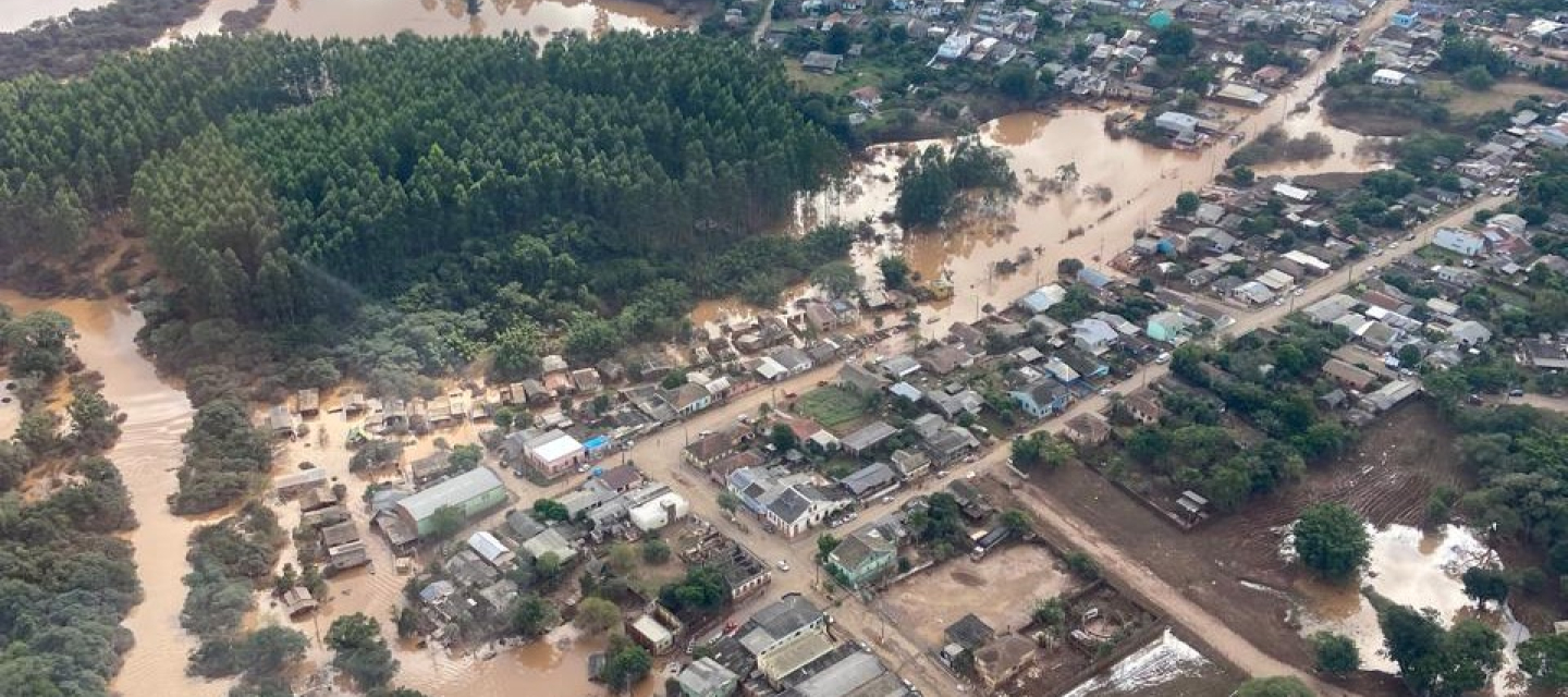 Blick aus dem Hubschrauber auf überschwemmte Gebiete in Rio Grande do Sul