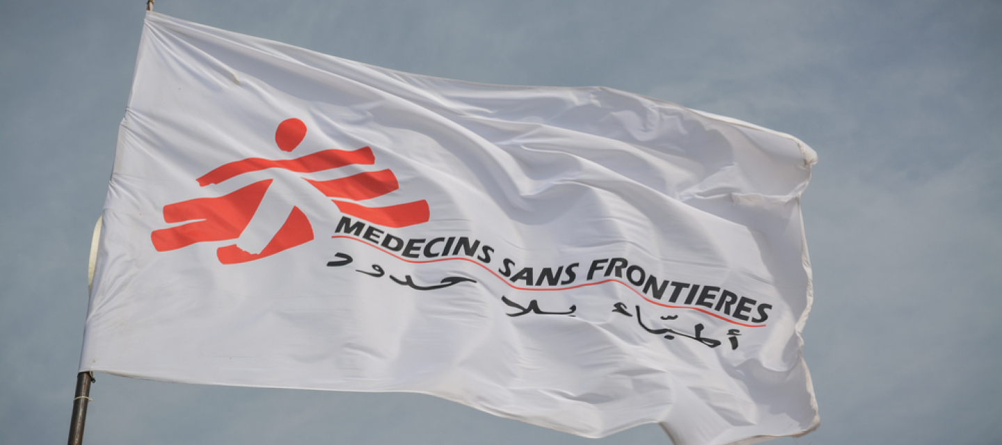 Um Orte zu kennzeichnen, an denen wir als neutrale Hilfsorganisation arbeiten, verwenden wir auch Fahnen mit unserem Logo, wie hier im Ost-Sudan Advocacy-Arbeit: Flagge Ärzte ohne Grenzen im Geflüchtetencamp