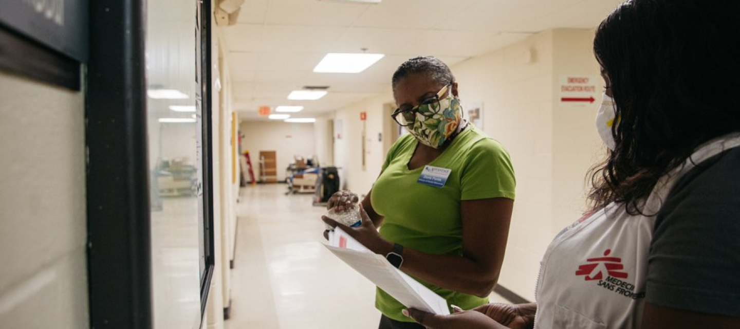 Doris Portis (links), Personalleiterin im Advantage Living Center in Michigan, USA, und Ebony Lucas (rechts) koordinieren die Unterstützung der während der Corona-Pandemie überlasteten Teams. Personalleiterin und Mitarbeiterin bei der Lagebesprechung
