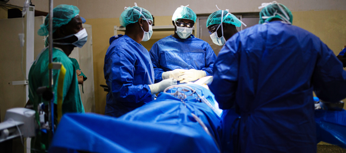 Unser Team behandelt Menschen, die eine Noma Erkrankung durgemacht haben, in Nigeria. Chirurgen und OP-Pfleger*innen an OP-Tisch