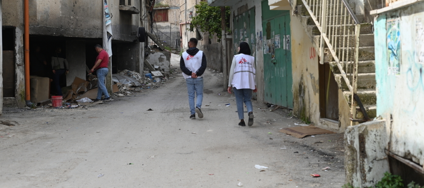 Die Geflüchtetencamps in Tulkarem und Jenin sind abgeschnitten von medizinischen Einrichtungen. Zwei Mitarbeitende laufen durch zerstörte Straßen