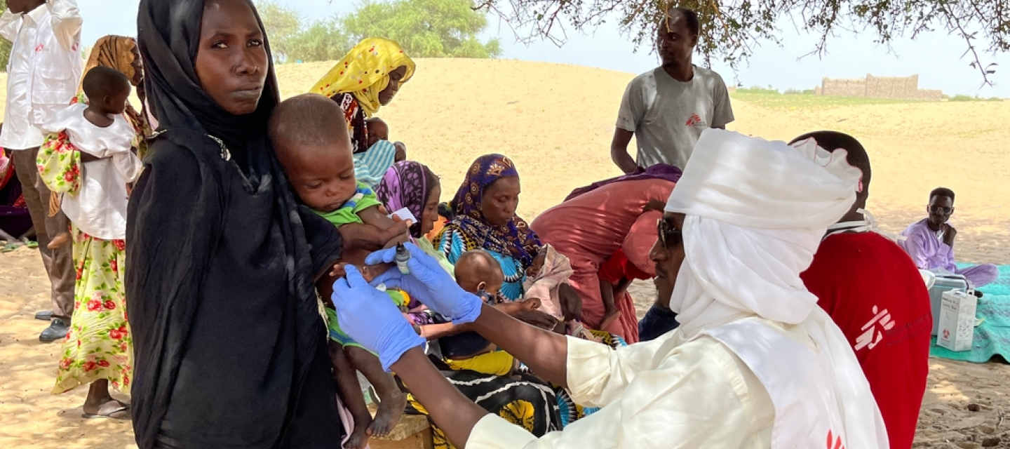 Mariam Abdoulkarims mit ihrem mangelernährten Sohn auf dem Arm
