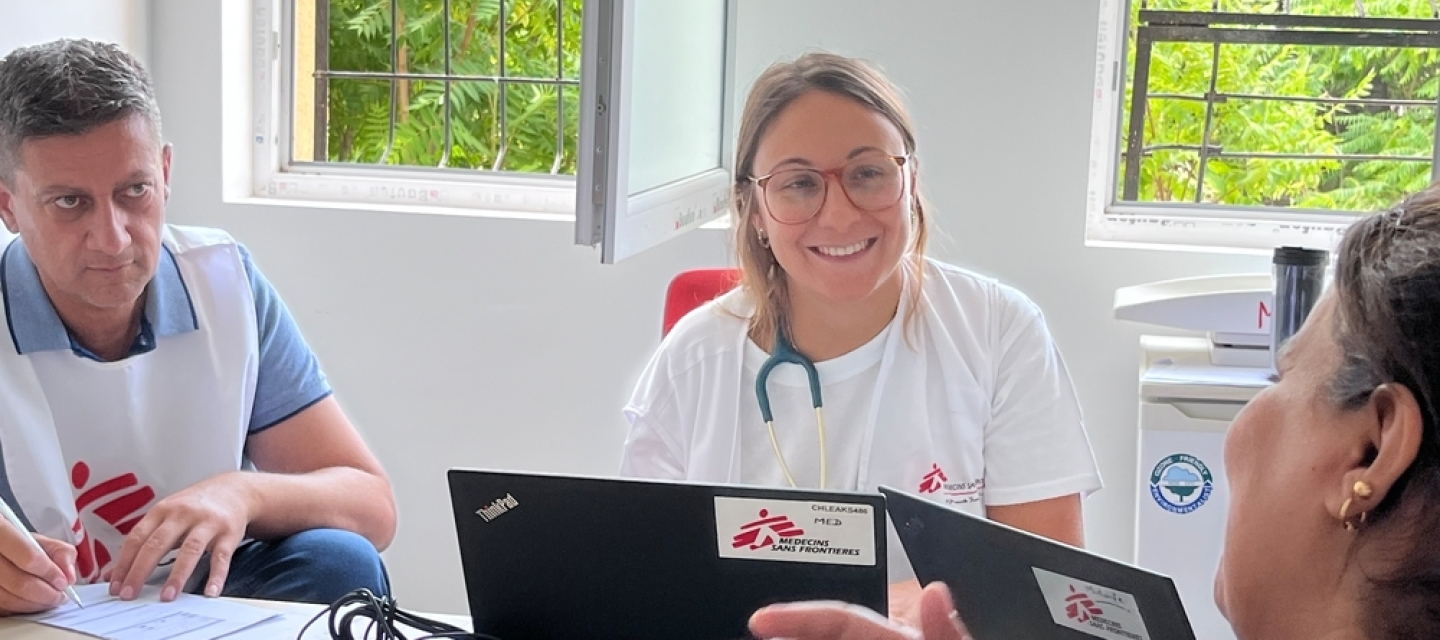 Zwei Mitarbeitende im Gespräch mit Patientin in Aufnahmezentrum Bulgarien