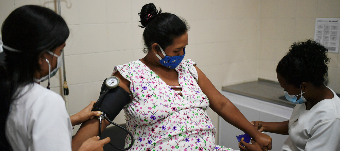 Venezuela: Blutdruck-Messen bei hochschwangerer Frau