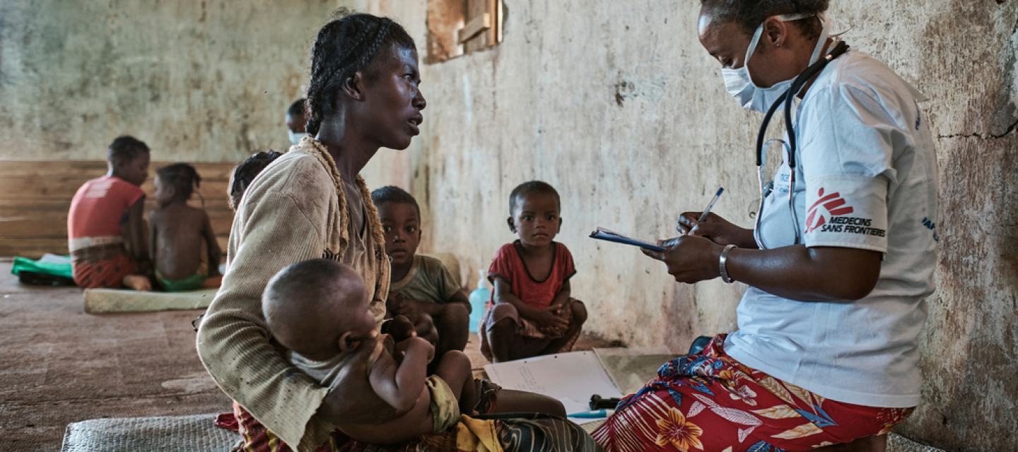 Unsere Hilfe in Madagaskar: Mit mobilen Teams behandeln wir Mangelernährung Mutter und Kind in Madagaskar im Untersuchungsgespräch mit einer Mitarbeiterin von Ärzte ohne Grenzen