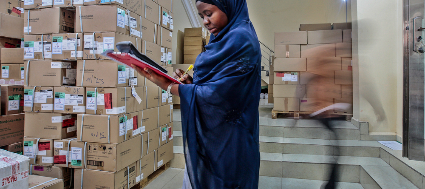 Mitarbeiterin im Medikamentenlager in Katsina, Nigeria