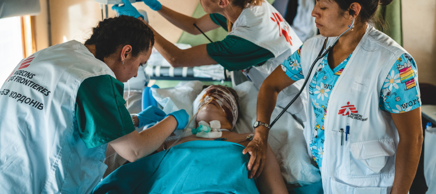 Ukraine. Unser Team evakuiert per Zug schwer verwundete Patient*innen aus Gesundheitseinrichtungen in der Nähe der Front. Ein Transport dauert etwa 20 Stunden.
