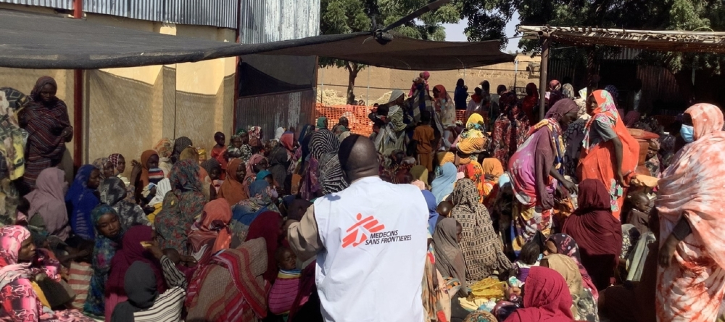 Mütter und Kinder warten in unserem Gesundheitszentrum im Samsam-Camp - leider müssen wir jetzt die Aktivitäten beenden.. Sudan: Mütter und Kinder warten in Gesundheitszentrum im Samsam-Camp.