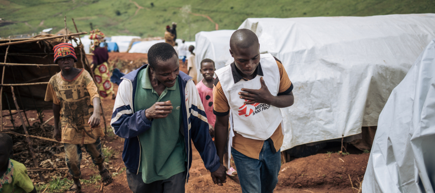 Mit Ihrer Vereinsspende unterstützen Sie unsere Arbeit - z. B. Geflüchtetencamp Rho in der D.R. Kongo, in dem wir medizinische Erstversorgung leisten. Menschen inerstörtem Geflüchtentencamp in der D.R. Kongo