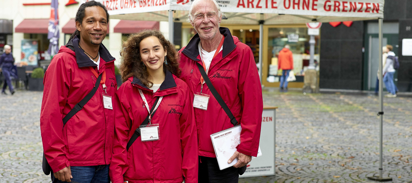 Fundraiser*innen von Ärzte ohne Grenzen vor einem Informationsstand F2F-Fundraiser*innen von Ärzte ohne Grenzen vor Infostand