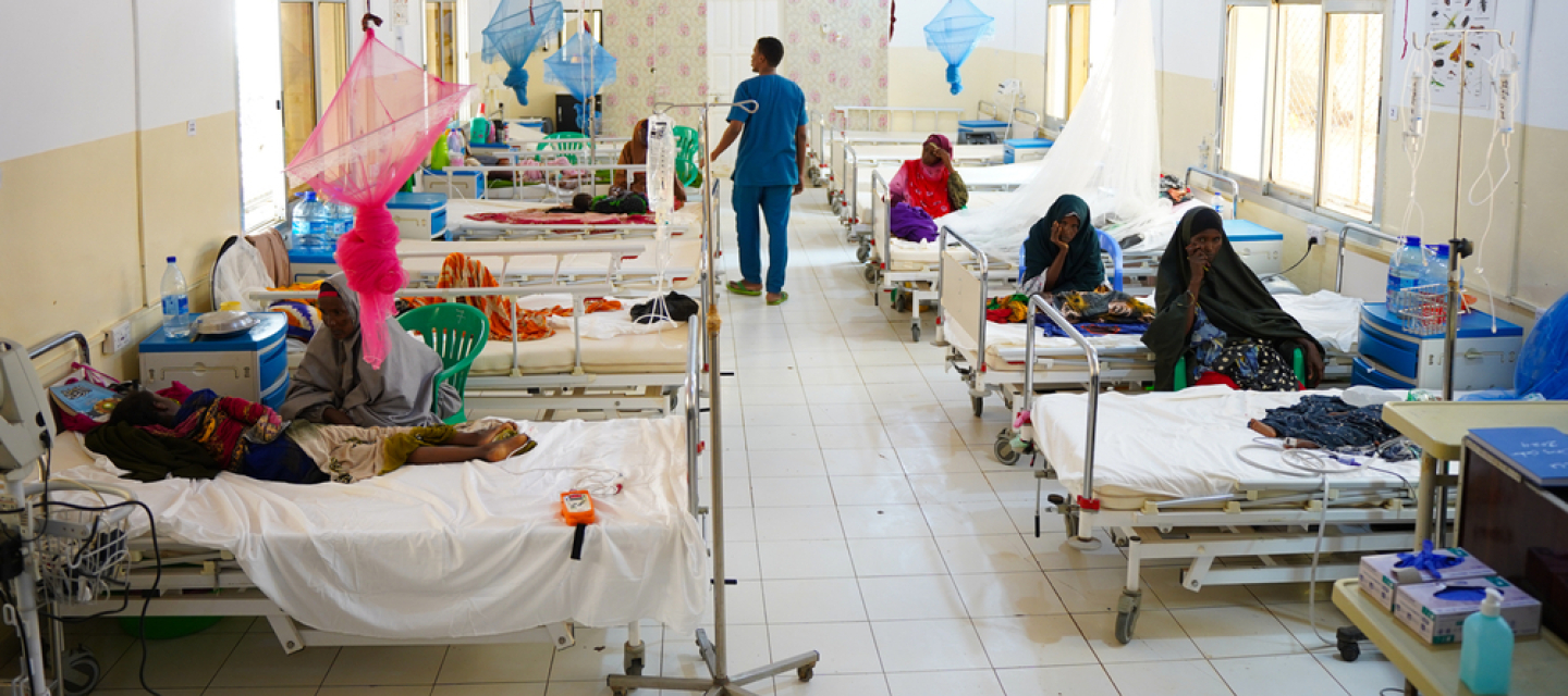 Somalia: Pfleger geht zwischen Krankenbetten