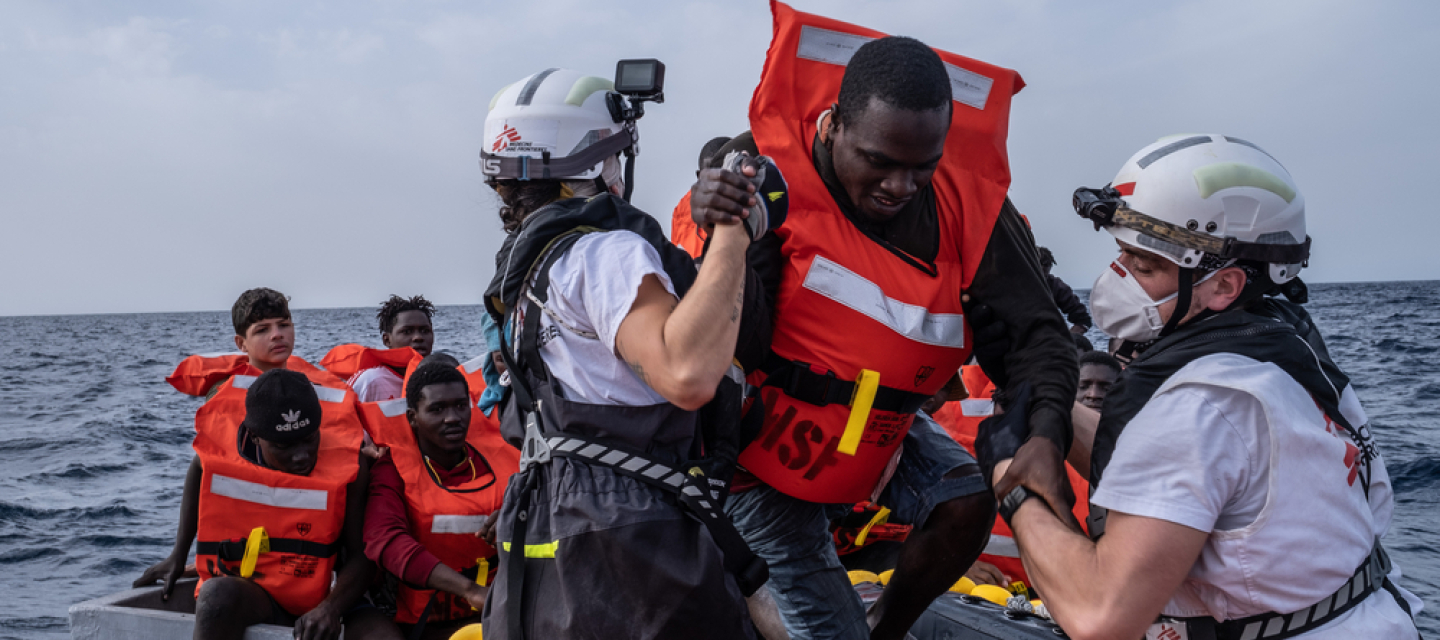 Geflüchtete auf dem Mittelmeer werden von Rettungsschiff Geo Barents in Sicherheit gebracht. Seenotrettung Geflüchtete auf dem Mittelmeer Geo Barents