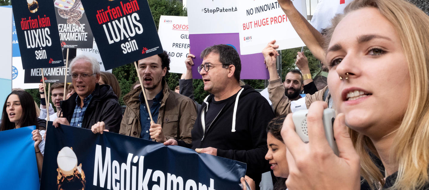 Eine Gruppe Aktivist*innen protestiert für bezahlbare Medikamente vor dem Europäischen Patentamt. Gruppe von Protestierenden für bezahlbare Medikamente.