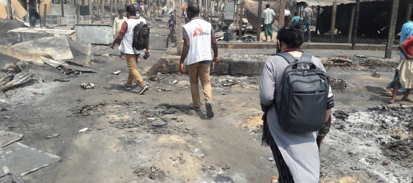 Unsere Mitarbeiter im Geflüchtetencamp Coxs Bazar nach einem Brand Unsere Mitarbeiter im Camp Coxs Bazar nach einem Brand