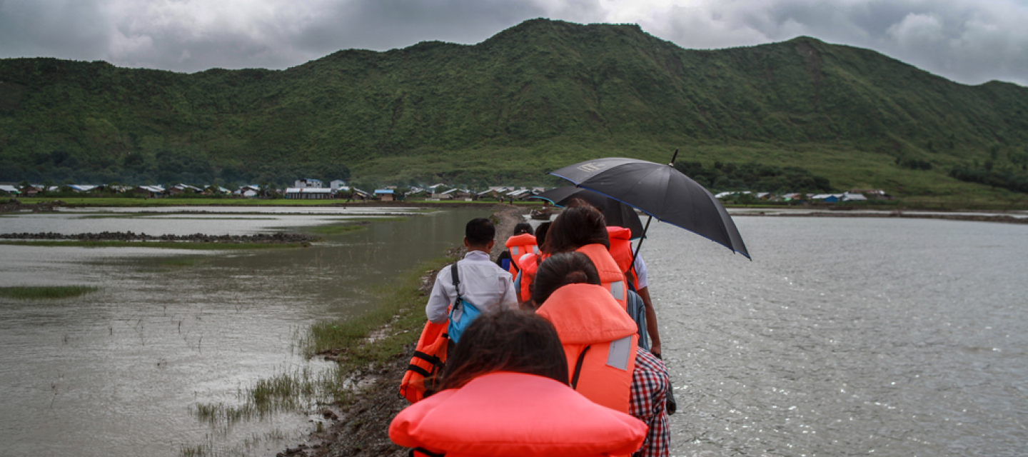 Unser medizinisches Team auf dem Weg zum Vertriebenencamp Ah Nauk Ye in Myanmar, in dem fast 5.000 vertriebene Rohingya leben. Medizinisches Team auf dem Weg in das Vertriebenencamp Ah Nauk Ye in Myanmar.