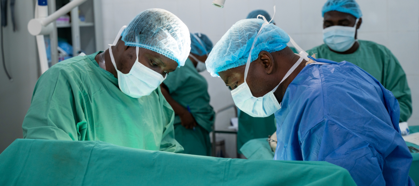 Lebensrettende Operation an einer neunjährigen Patientin im NionoGesundheitszentrum in Mali. Lebensrettende Operation im Niono Gesundheitszentrum in Mali.