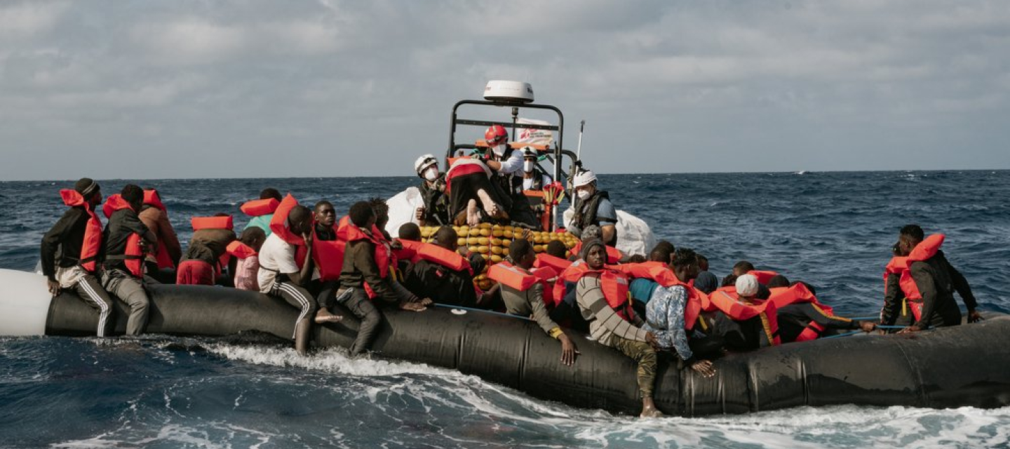 Flüchtlinge in einem überfüllten Schlauchboot