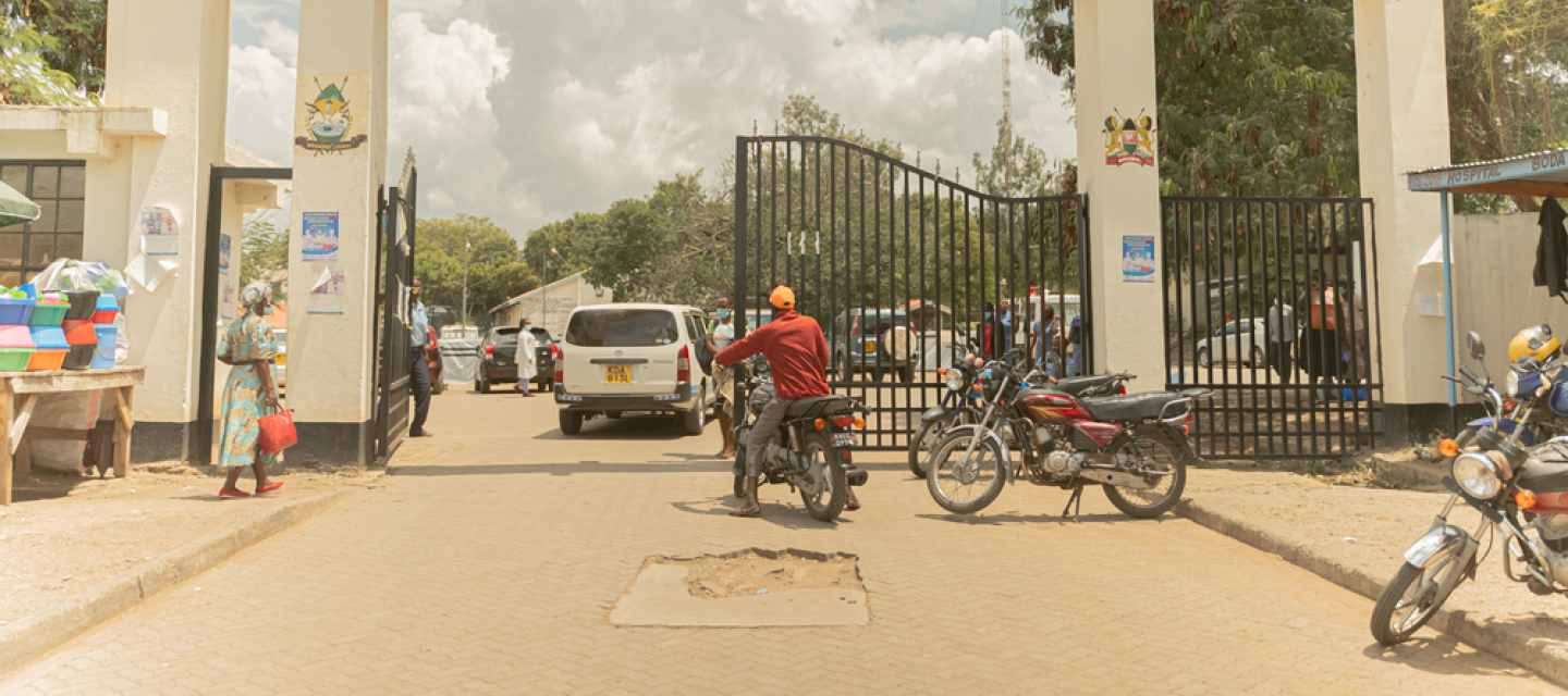 Der Eingang des Krankenhauses in Homa Bay, Kenia.