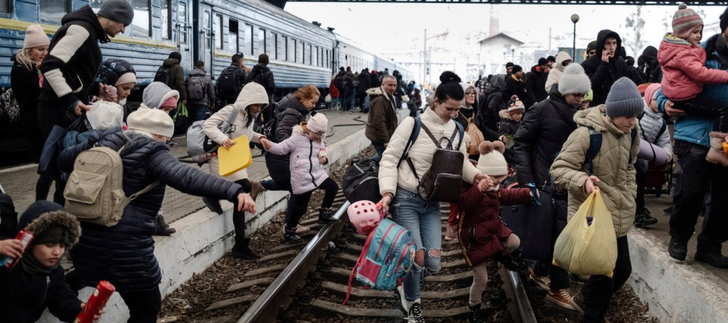 Vor den Kämpfen in der Ukraine geflohenen Ukrainer*innen am Bahnhof in Lwiw Vertriebene am Bahnhof in Lwiw