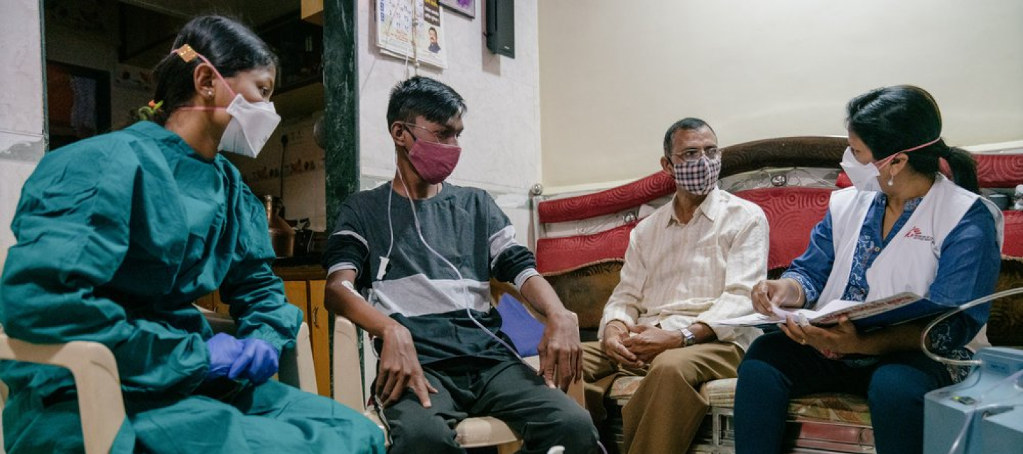  WHO Behandlungsrichtline für resistente Tuberkulose aktualisiert - In Mumbai, Indien Patient*innen mit resistenter Tuberkulose im Gespräch mit Krankenschwester von Ärzte ohne Grenzen.