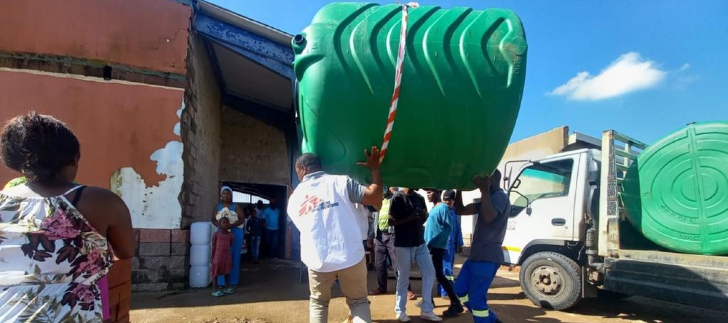 Fluten in KwaZulu-Natal Eine große Wassertonne wird von einem Lastwagen gehoben