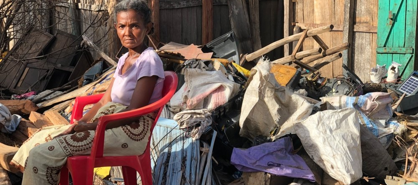 Frau sitzt inmitten von Verwüstungen, die die Wirbelstürme an der Ostküste von Madagaskar hinterlassen haben.