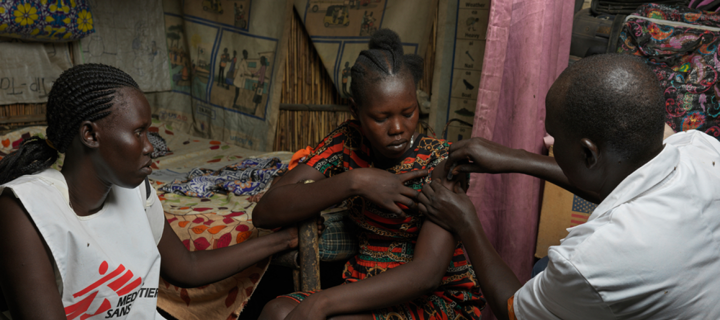 Bentiu, Südsudan: Hepatits E-Impfkampagne Ein Frau erhält eine Hepatitis-E-Impfung in den Oberarm