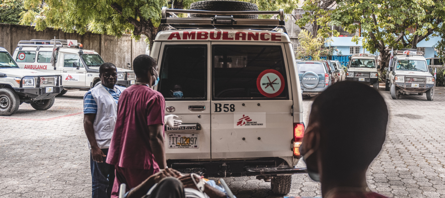 Ein Patient auf einer Liege wird in einen Krankenwagen in Port-au-Prince transportiert.