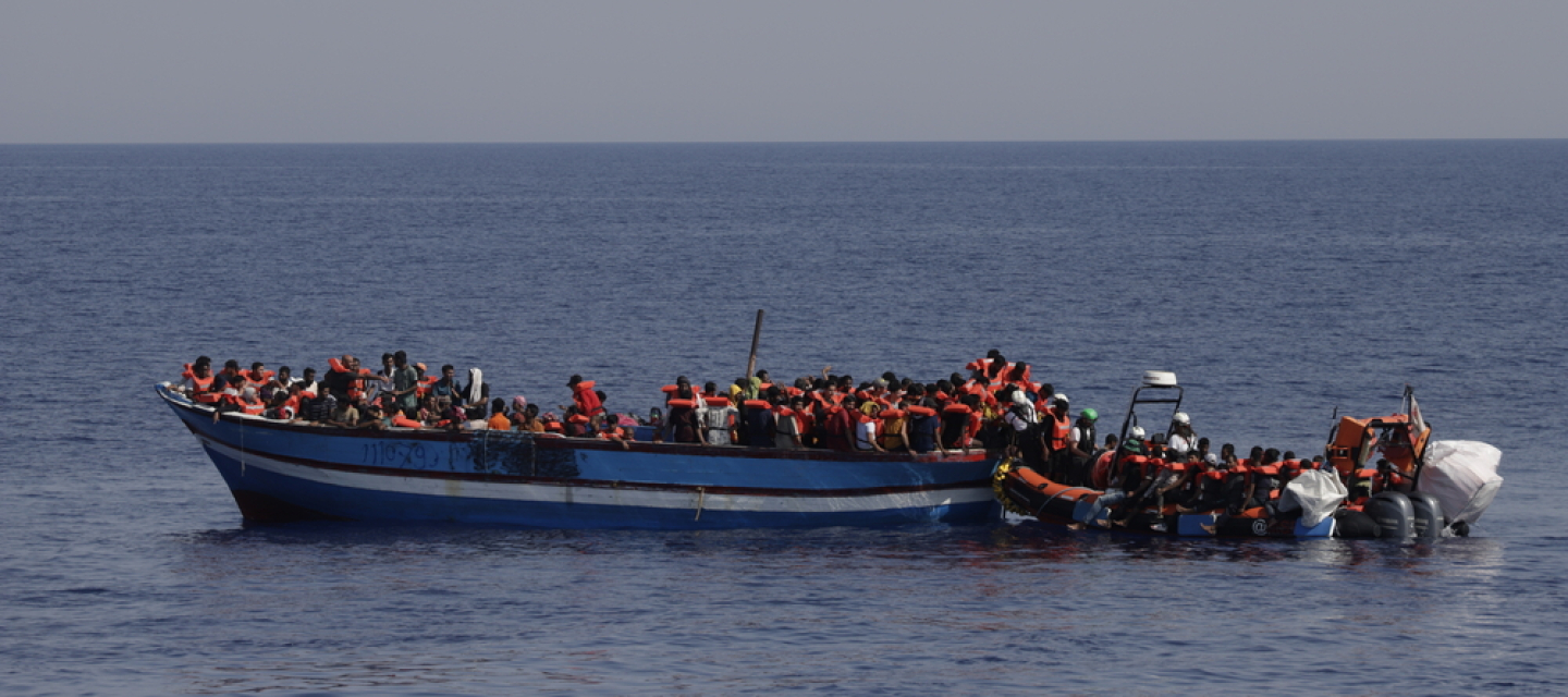 Rettungsmission von Ärzte ohne Grenzen auf dem Mittelmeer 232 in Seenot geratene Menschen mit Rettungswesten auf einem Holzboot im Mittelmeer