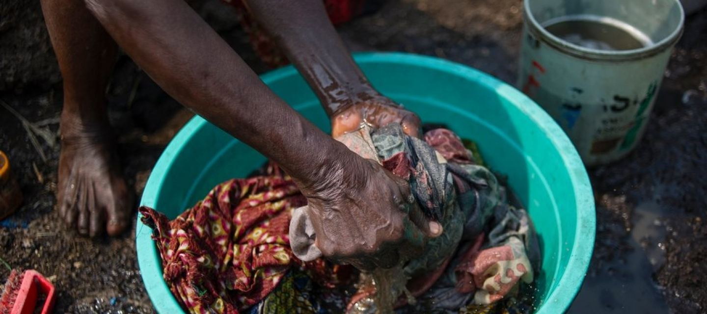 In einer großen Schüssel wird Kleidung gewaschen