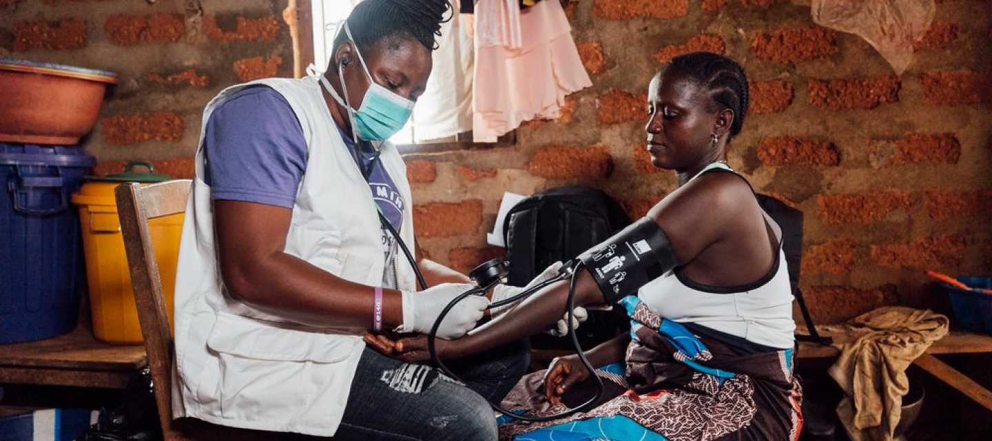 Dank Ihrer regelmäßigen Spenden können wir weltweit medizinische Hilfe leisten wie in Kenema, Sierra Leone, wo mobile Teams aus Hebammen und Ärzt*innen Schwangere versorgen. Hebamme misst Blutdruck von Schwangeren