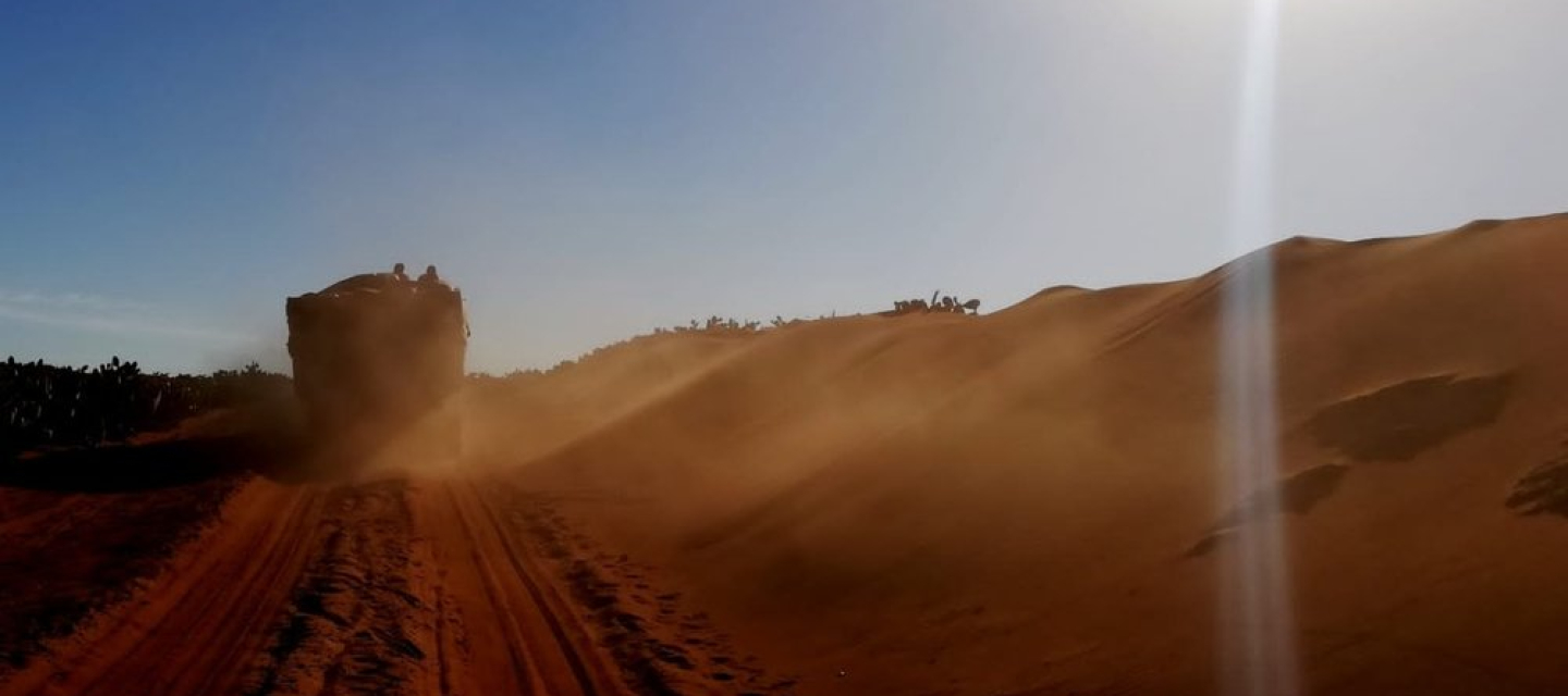 Eine wüstenartige Landschaft und gleißende Sonne in Madagaskar