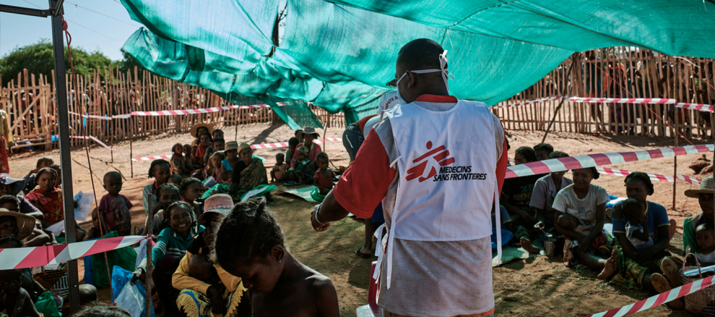 EIn Mitarbeiter von Ärzte ohne Grenzen in einer mobilen Klinik in Madagaskar