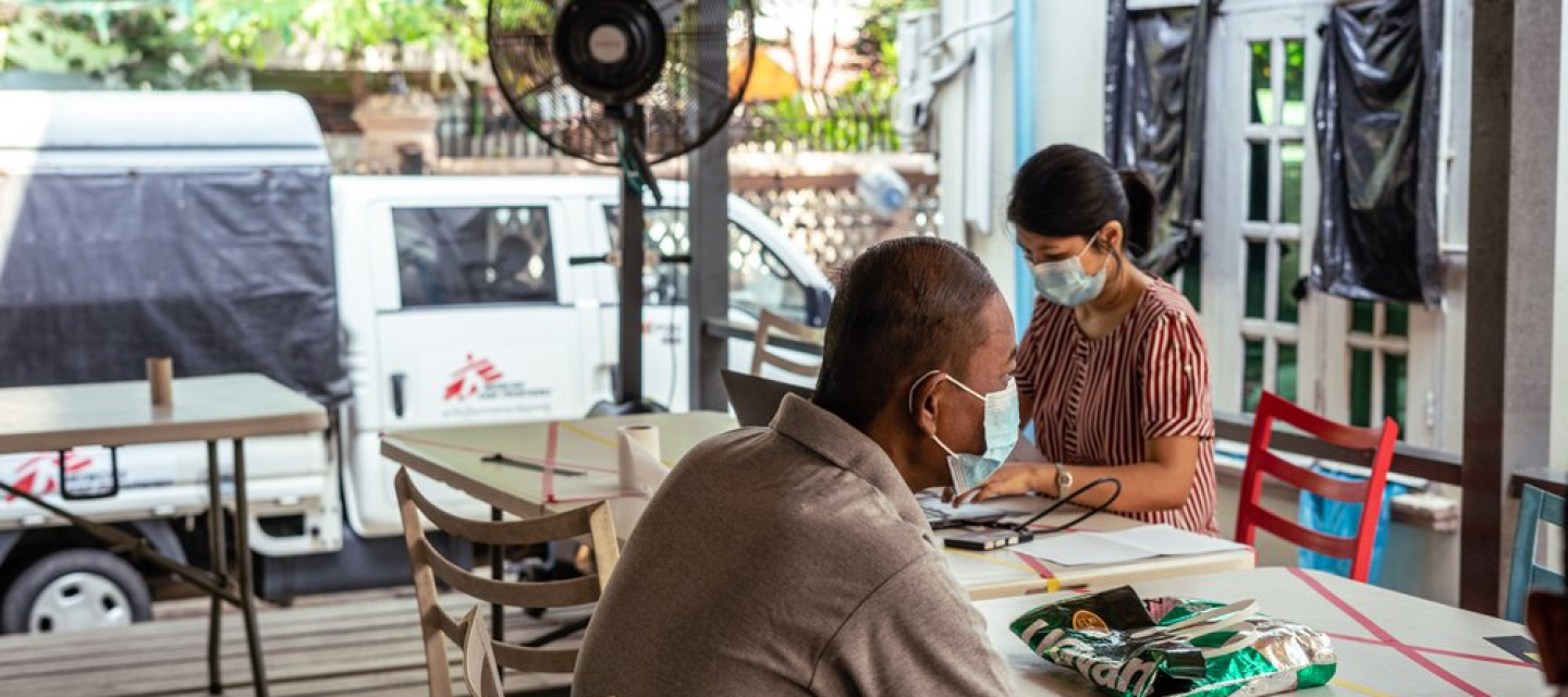 Ein provisorisch eingerichtetes Krankenhaus für Hochrisikopatient*innen in den Büroräumen von Ärzte ohne Grenzn in Yangon.