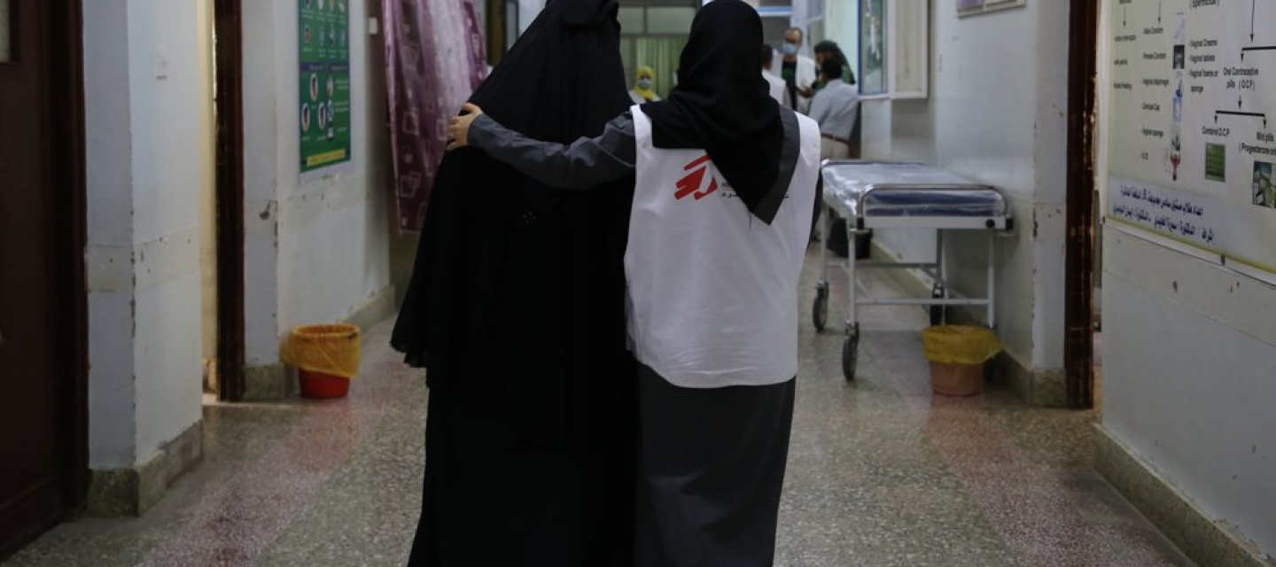 Eine Hebamme begleitet eine Mutter aus dem Al-Jamhouri-Krankenhaus 
