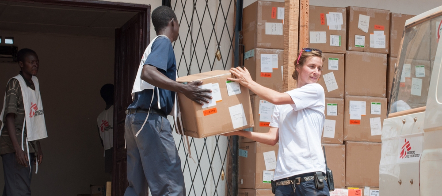 In Boguila in der Zentralafrikanischen Republik lagern unsere Logistikerin Jennifer Bock und ihr Team Kisten mit medizinischen Hilfsgütern - hauptsächlich mit Malaria-Testkits Logistiker*innen verräumen Kisten mit medizinischen Hilfsgütern