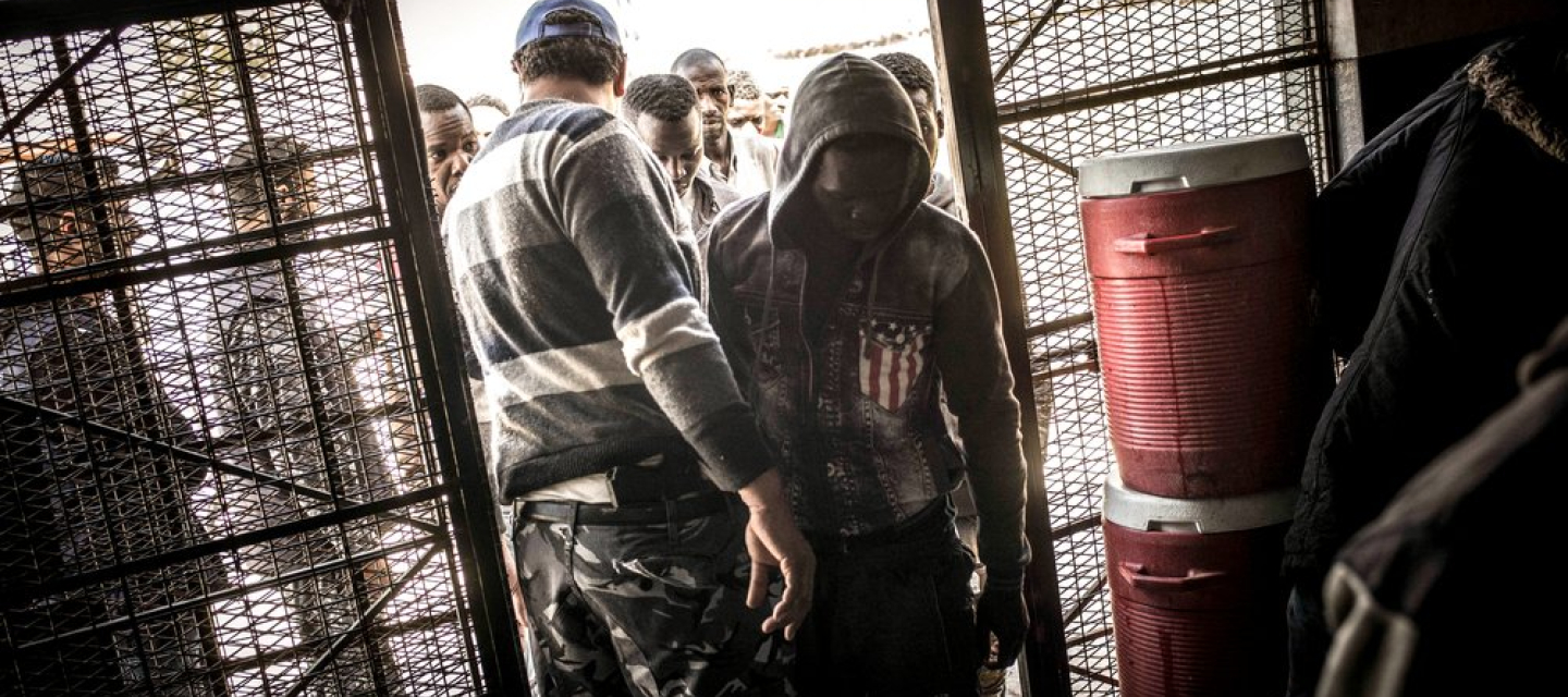 Männer werden durch das Abu-Salim-Gefangenenlager geführt.