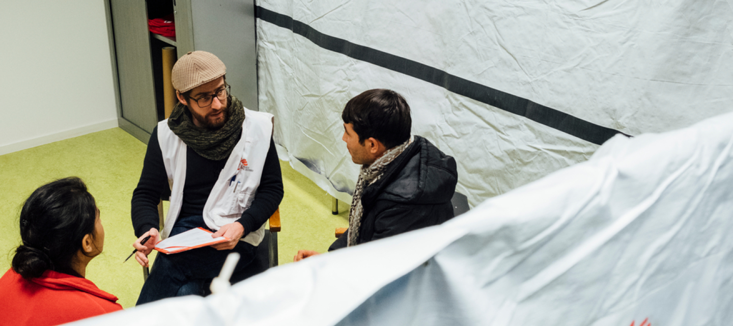 Seit der Schließung des Lagers in Calais, Nordfrankreich, im Oktober 2016 hat Belgien einen langsamen, aber stetigen Anstieg von Migranten zu verzeichnen. Ein MSF-Psychologe bei einem Beratungsgespräch mit einem Flüchtling.