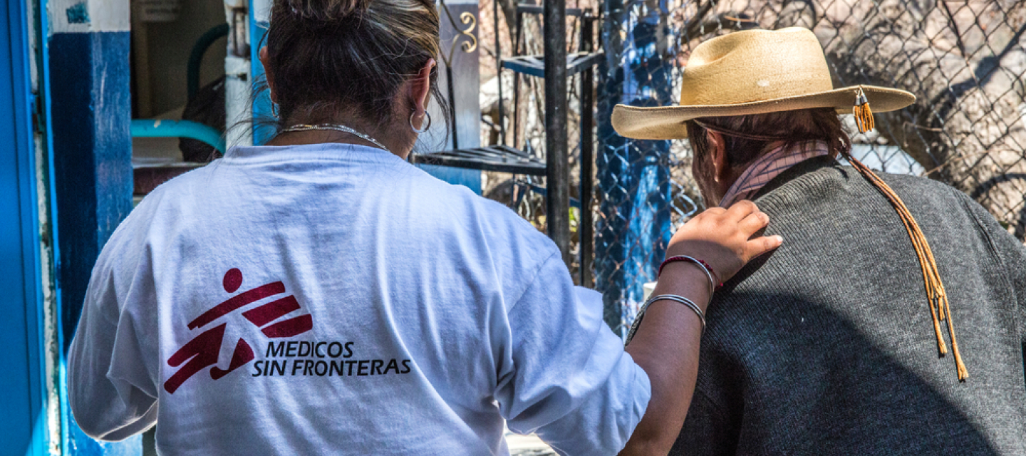 Mit Ihrer Gedenkspende unterstützen Sie unsere akute Nothilfe wie mobile Kliniken in Guerrero, Mexiko, in denen wir Überlebende gewalttätiger Angriffe versorgen. Sanitäterin hilft Patienten in mobiler Klinik