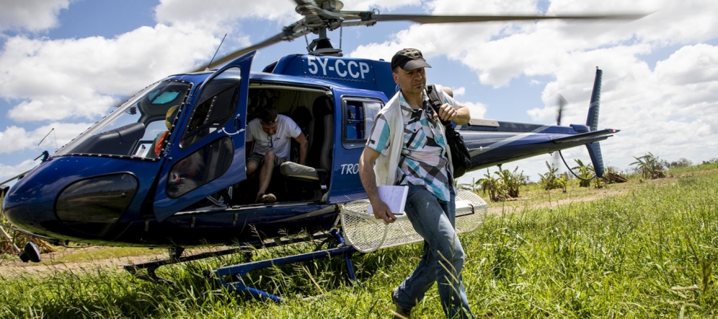 Dank Ihrer Großspenden können wir nach Naturkatastrophen wie dem Zyklon Idai in Mosambik akut medizinische Nothilfe leisten. Unser Notfallteam erreicht den Ort Buzi nur mit einem Helikopter, da er vom Straßennetz abgeschnitten wurde. Helikopter mit Notfallteam landet auf Wiese